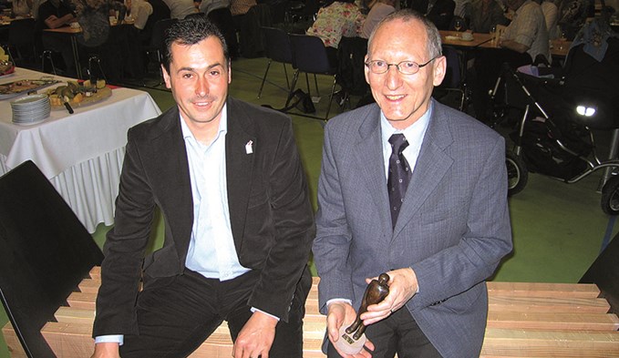 Am Sonntagmorgen, 30. Oktober 2005, bekam Stefan Röllin (rechts) von Gewerbepräsident Oliver Jost den ersten «Mensch Sursee». Foto Archiv Surseer Woche