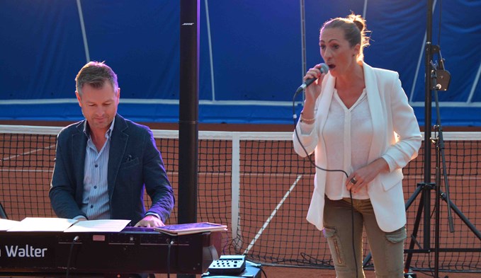 Überraschend traten Nelly Patty und Christoph Walter bei der Einweihung der neuen Traglufthalle des Tennisclubs Sursee auf. Fotos:sti