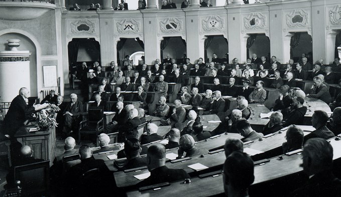 Das Bild aus dem Jahr 1943 zeigt den Grossratssaal nicht während einer Session, sondern anlässlich der Hundert-Jahr-Feier des Historischen Vereins der Fünf Orte (heute Historischer Verein Zentralschweiz). Foto: ZVG