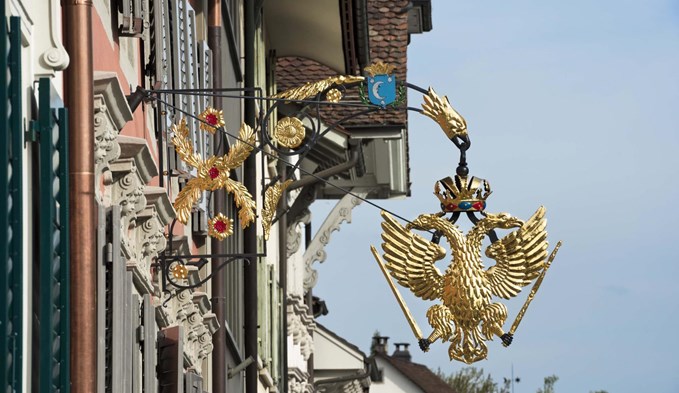 Das Wirtshausschild des ehemaligen «Adler» vor dem ehemaligen Ratshaus. Foto:zvg
