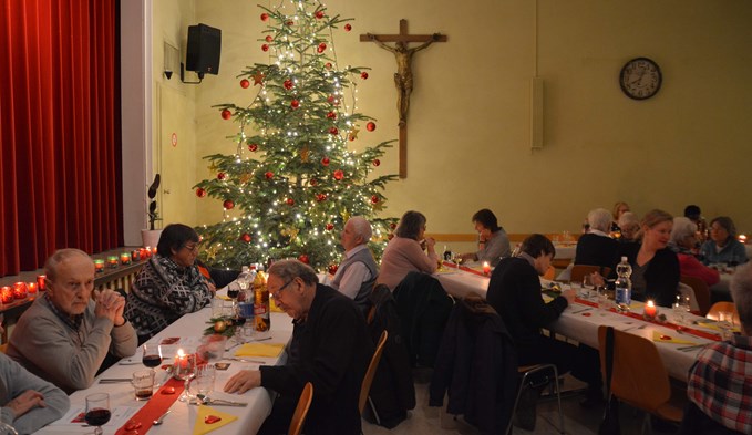 Ein prächtiger Christbaum erfreute an der offenen Weihnacht im Surseer Pfarreiheimsaal, an der erstmals auch Menschen aus Geuensee, Knutwil und Nottwil mitfeiern durften. Foto Daniel Zumbühl