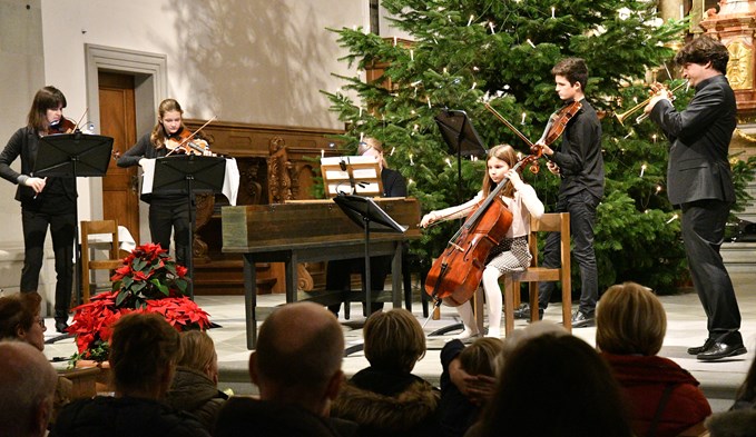 Die Vollblutmusikerfamilie Richter erfreute die Besucher des Weihnachtskonzerts «Eternal Source» in der Pfarrkirche Sursee. Foto Werner Mathis