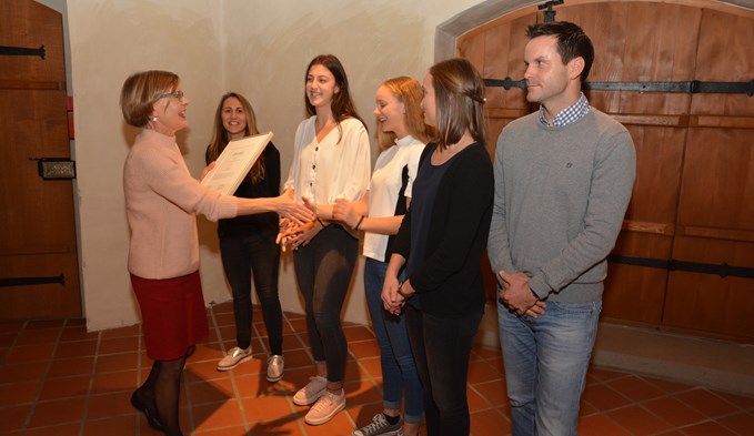 Bildungsvorsteherin Heidi Schilliger überreichte dem Damen-NLA-Team des Tennisclubs Sursee und seinem Trainer Michael Birner den Sportpreis 2019 der Stadt Sursee. Foto Daniel Zumbühl