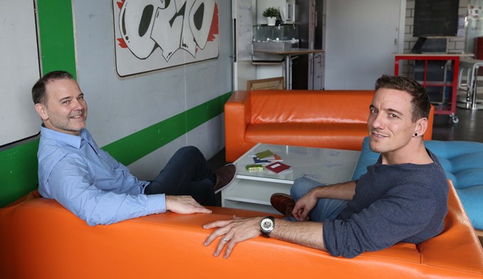 Armin Steffen und Fabio Bieri sitzen im Spielzimmer im Jugendzentrum Metro. Foto ana