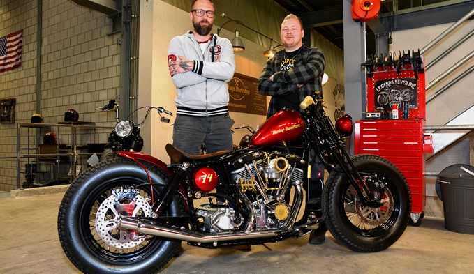 Sandro Arnold (links) und Lukas Hodel bilden das Team von «Vintage Custom», ein Unternehmen mit Sitz in Sursee und Werkstatt in Ruswil. Foto Manuel Arnold