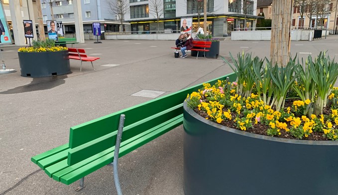 Die roten und grünen Bänke locken zum Verweilen auf dem Martigny-Platz in Sursee. Foto sti