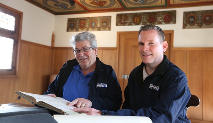 Daniel Bossert (links) und André Brunner gruben im Archiv nach der Vereinsgeschichte der Feldschützengesellschaft Sursee. Foto: Ana Birchler-Cruz