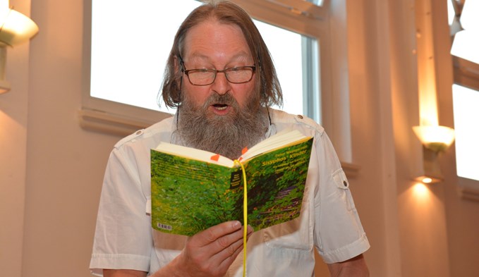 Der Autor Peter Weingartner las aus drei Kurzgeschichten seines neuen Buches «Sisyphos' Kinder». Foto Daniel Zumbühl