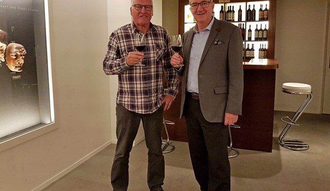 Hans Barmet (links) von Weinbau Barmet und Zihler stösst mit Regierungsrat Robert Küng auf seinen Sieg an. Foto zVg