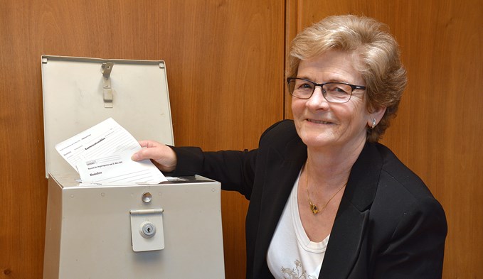 Edith Meier hilft bei der Auszählung der Kantonsratswahlen 2019. Sie hat 40 Jahre Erfahrung. Foto sti