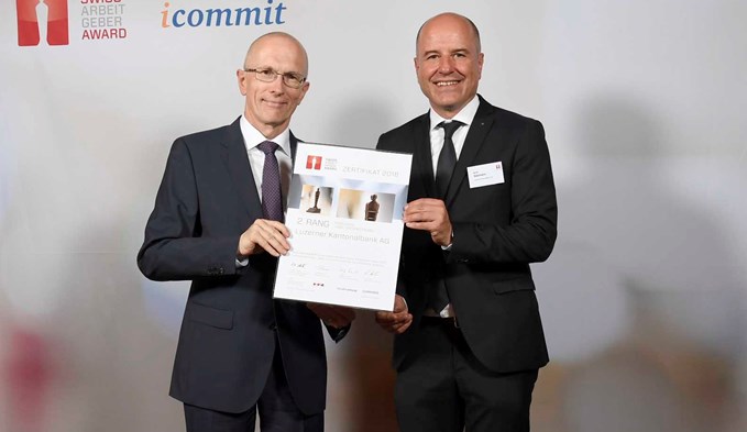 Jürg Stadelmann, Leiter Personal, und Daniel Salzmann, CEO, mit dem Award. Foto:zvg
