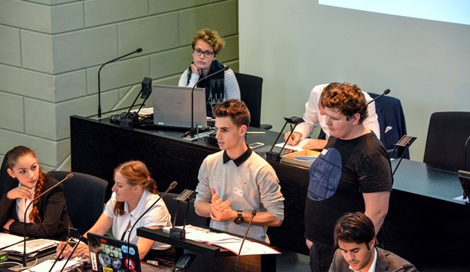 So viel Interesse für Politik, wie diese Teilnehmenden an der Jugendsession im Kantonsratssaal an den Tag legen, bringen nicht alle Altersgenossen auf. Foto: Kanton Luzern