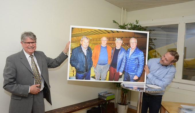 Der Initiant des Fotobuchs, Werner Hess (links), und Sursees Finanzvorsteher Michael Widmer enthüllten das Poster der vier Gründerväter der Eishalle Sursee. Foto Daniel Zumbühl
