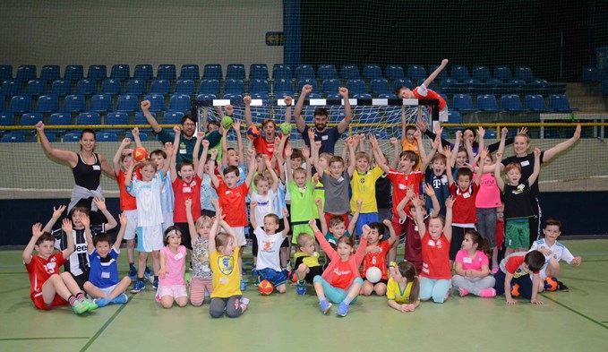 Die Kinder freuten sich, mit Stars Handball spielen zu können. Foto: zvg