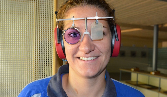 Corinne Birrer trägt im Schiessstand eine Schiessbrille und einen Ohrenschutz. Foto:sti