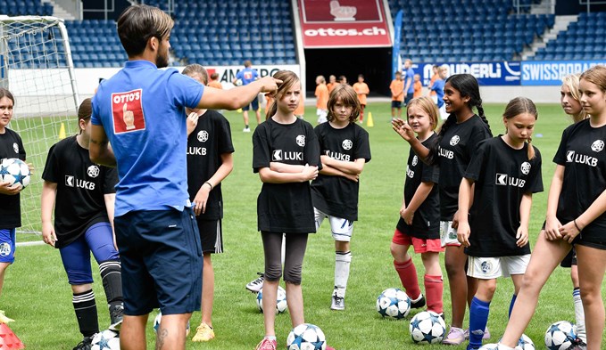 FCL-Spieler Franzisco Rodriguez leitet junge Fussballerinnen an. Foto:zvg