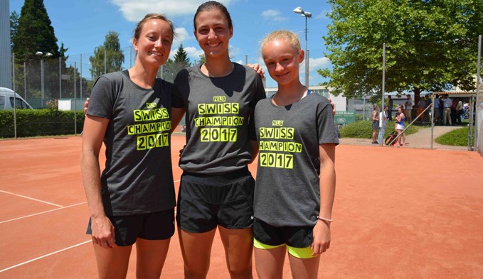 Die drei Surseer Tennisdamen freuten sich über den Aufstieg in die NLA und den NLB-Meister im vergangenen Jahr. Foto: zvg/archiv