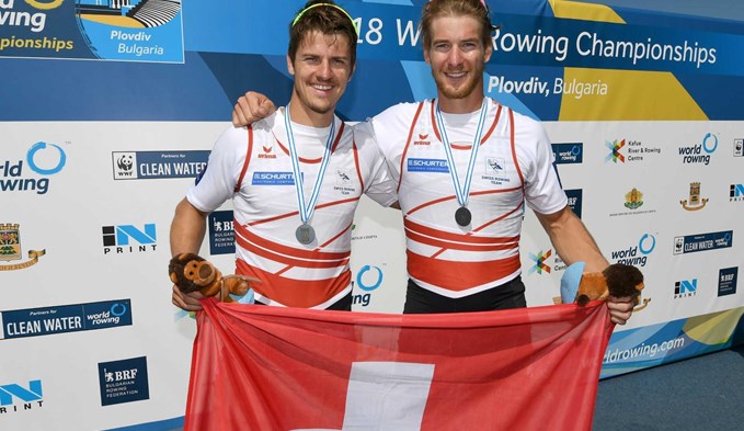 Roman Röösli und Barnabé Delarze feiern die Silbermedaille. Foto: swissrowing/Detlev Seyb