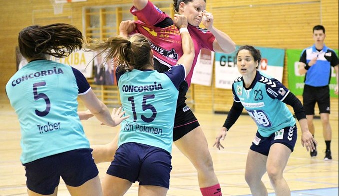 Patrizia Ramseier (Mitte) und Soka Smitran (rechts) spielen ab sofort nicht mehr gegen- sondern miteinander. Foto:zvg