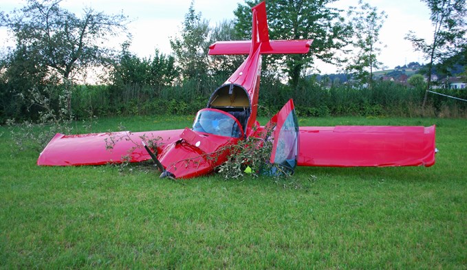 Am Samstagabend ist in Triengen ein einmotoriges Kleinflugzeug unsanft gelandet. Es enstand erheblicher Sachschaden. Foto zVG