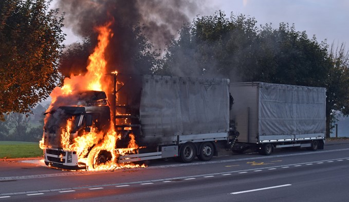 Bei Sempach geriet ein Lastwagen in Brand. Foto Luzerner Polizei