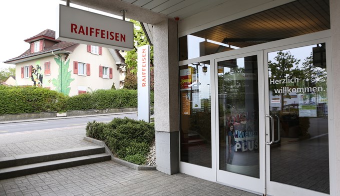 Die Raiffeisenbank schliesst ihre Filiale in Geuensee (im Bild). Es gibt weiterhin einen Bancomaten. Foto Ana Birchler-Cruz