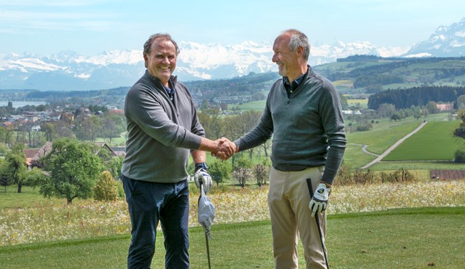 Der erste Flight auf der neuen 9-Loch Anlage: Felix Meyer, Geschäftsleiter Genossenschaft Migros Luzern (links) und Marco Popp, Leiter Migros Golfpark Oberkirch. Foto zVg