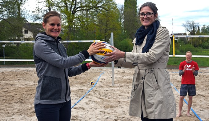 Bauvorsteherin Ladina Aregger (rechts) übergab Aline Marty, Präsidentin Volleyballclub Sursee, zur Eröffnung symbolisch einen Volleyball. Foto FZ