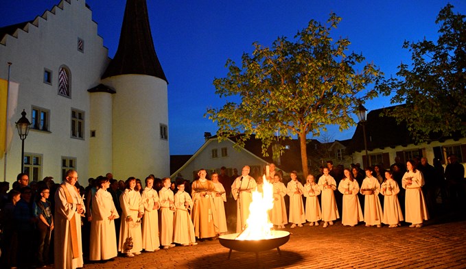 Auf dem Platz vor der Kirche St. Georg versammelten sich die Menschen um das Osterfeuer. Foto Werner Mathis