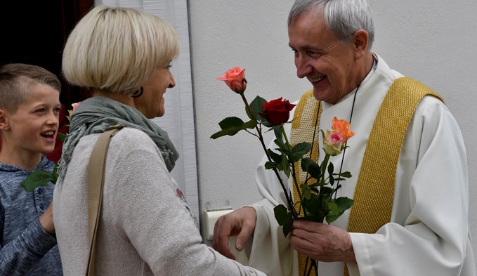 Ehemaliger Stadtpfarrer von Sursee Jakob Zemp verteilte Rosen zum Georgstag. Foto: Werner Mathis