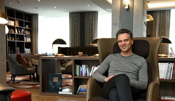 Torsten Pinter, seit Anfang Februar Direktor des Hotels Sempachersee, will das Geschäft mit den Seminargästen weiter ausbauen und auf die Gastronomie setzen. (Foto Dominique Moccand)