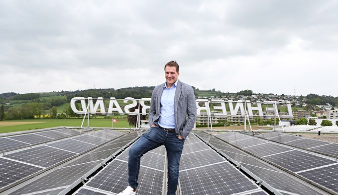 Thomas Meier auf dem Dach der Lehner Versand AG, wo eine Photovoltaikanlage in Betrieb ist. (Foto Ana Birchler-Cruz)