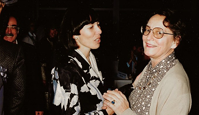 Ständerätin Josi Meier (rechts) gratuliert Brigitte Mürner zur Wahl als erste Grossratspräsidentin am 26. November 1985. (Foto zVg)
