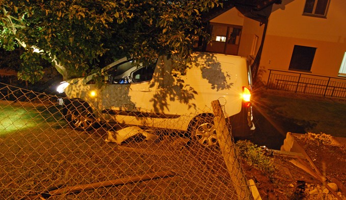 Das Auto rollte durch einen Garten und prallte frontal gegen einen Baum. (Foto Luzerner Polizei)