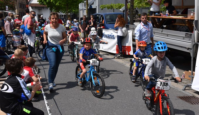 Oft begleiteten Eltern oder Grosseltern die Kids bei ihren Rennen mit einem Spurt. (Foto Daniel Zumbühl)