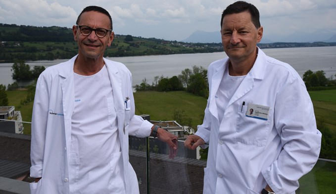 Markus Wietlisbach (links) gibt per 1. Juni seine Funktion als Departementsleiter des Luzerner Kantonsspitals Sursee an Alessandro Wildisen weiter. (Foto Daniel Zumbühl)