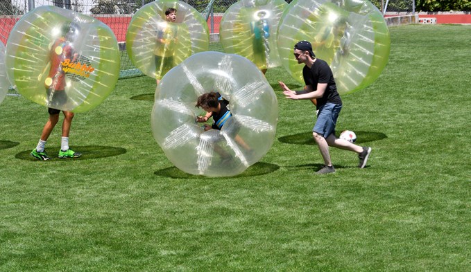 Auch Bubble Soccer stand hoch im Kurs bei den Kindern. (Foto Werner Mathis)