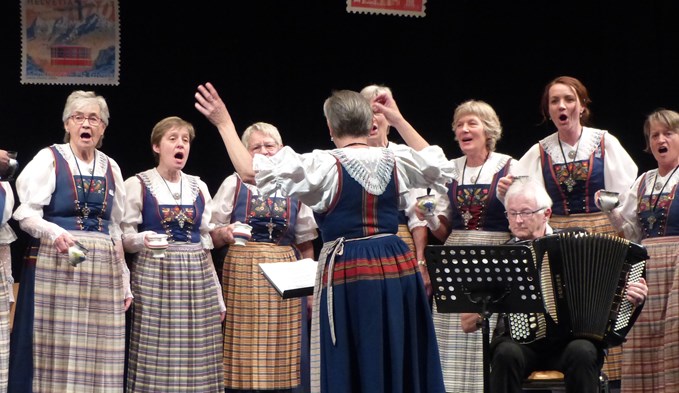 Chorleiterin Priska Wyss hat ihre Sängerinnen im Griff.  (Foto Kevin Sieber)