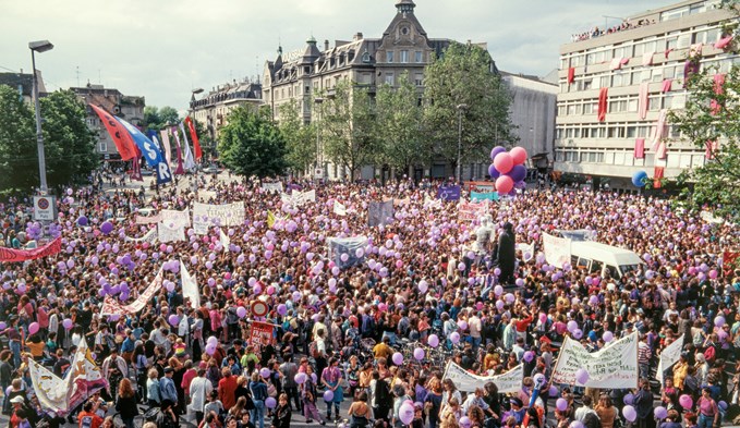 Ein Meer von Pink und Violett: Auf dem Helvetiaplatz in Zürich versammelten sich 1991 Tausende von Frauen zum nationalen Frauenstreik. (Foto Keystone)
