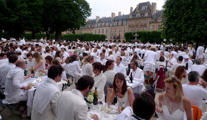 Aus Frankreich (ein Bild aus Paris von 2012) stammt das Konzept des White Dinner.  (Foto Luc Legay/CC BY-SA 2.0)