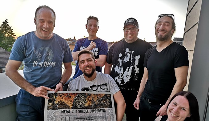 Die Surseer Metaller überreichten Musiker Freeze einen Check von 666 Franken. (Foto zVg)