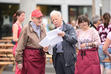 Vierherr Walter Bühlmann (links) im Gespräch mit Konrad Lienert. (Foto Manuel Arnold)