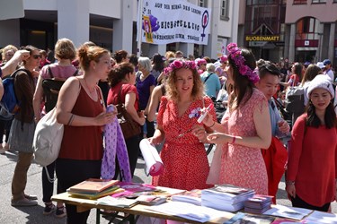 Pink, rot oder lila gekleidete Frauen waren vor Ort. (Foto sti)