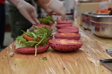 Burger mit Randen passten zum dominierenden Farbe pink.  (Foto sti)