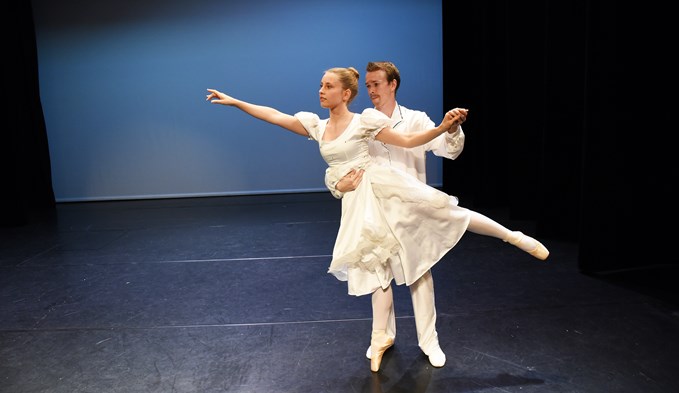 Aschenbrödel (Elena Erni) und Prinz (Serge Dillier) tanzen auf der Surseer Stadttheaterbühne in eine gemeinsame Zukunft. (Foto Daniel Zumbühl)