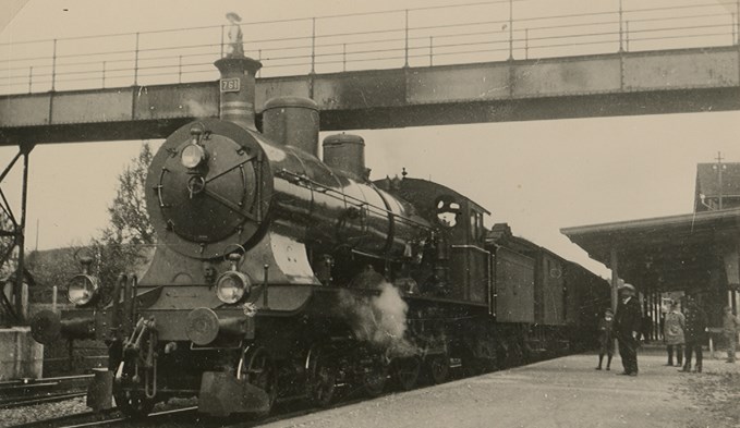 Von 1912 bis zum Bau der Unterführung 1935 hatte der Bahnhof Sursee auf der Südseite eine Passerelle. Darunter steht die Schnellzuglok A 3/5 761. (Foto Stadtarchiv Sursee, Fotosammlung Korporation Sursee)