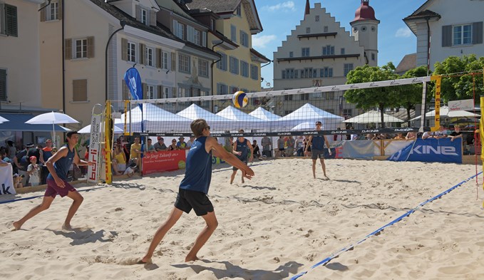 Heiss war der Sand am Sonntag, als die Spiele der U19/U17 Junior Beachtour Männer und U17 Beachtour Junior Frauen ausgetragen wurden. (Foto Fabian Zumbühl)
