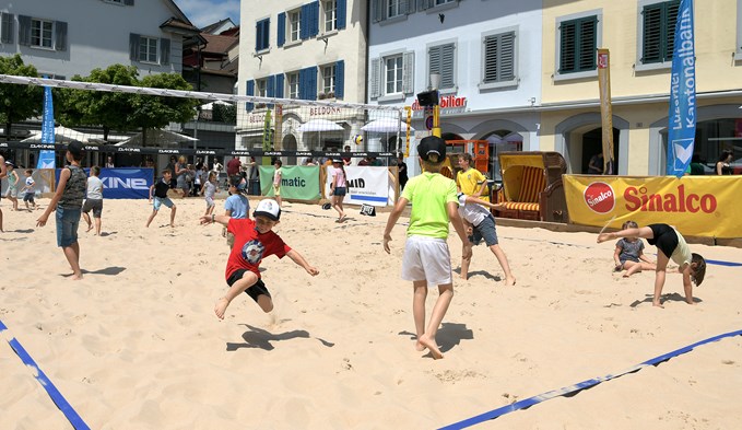 Während den Pausen nahmen die Kinder den Sandkasten in Beschlag. (Foto Fabian Zumbühl)