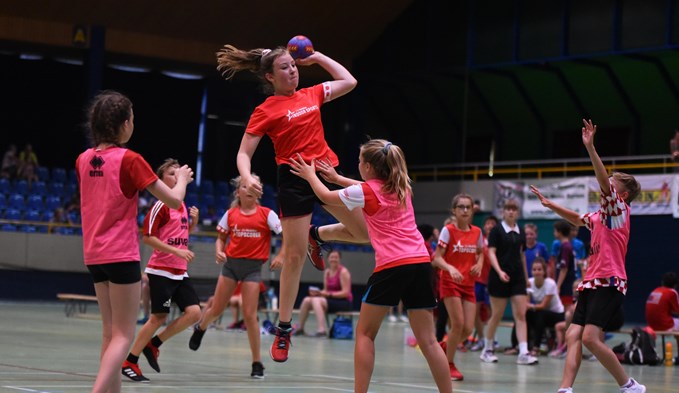 Mädchen und Buben zeigten am Samstag in der Stadthalle ihr handballerisches Können (Foto Manuel Arnold)