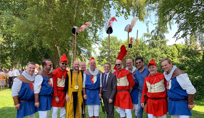 Bundesrat Ignazio Cassis, Heinivater Rico Löhrer und die Stadtgarde Sursee trafen sich an der Gedenkfeier in Sempach.   (Foto zvg)